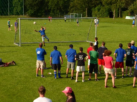 Begegnungen auf dem Sportplatz – Elfmeterkick 2013