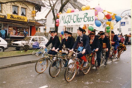 Fahrräder und Dekoration vor dem Umzug