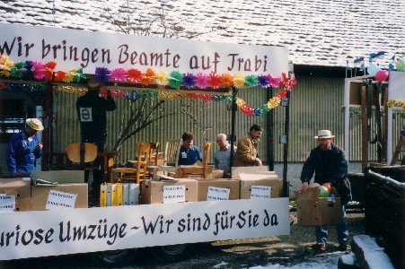 Vorbereitungen am Umzugswagen