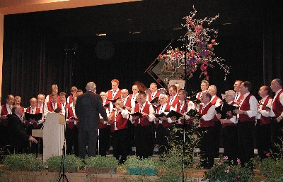 Blick auf die festlich geschmückte Konzertbühne 2002