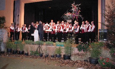 Blick auf die festlich geschmückte Konzertbühne 2002