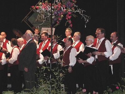 Der Männerchor beim Herbstkonzert 2002