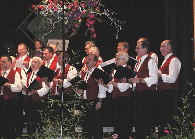 Der Männerchor beim Herbstkonzert 2002