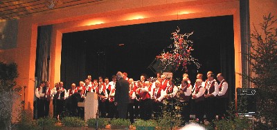 Blick auf die festlich geschmückte Konzertbühne 2002