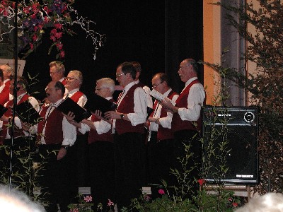 Der Männerchor beim Herbstkonzert 2002