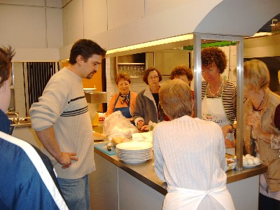 Vorbereitungen und Bewirtung beim Herbstkonzert 2003