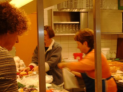 Vorbereitungen und Bewirtung beim Herbstkonzert 2003