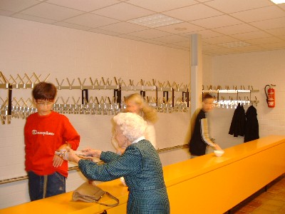 Vorbereitungen und Bewirtung beim Herbstkonzert 2003