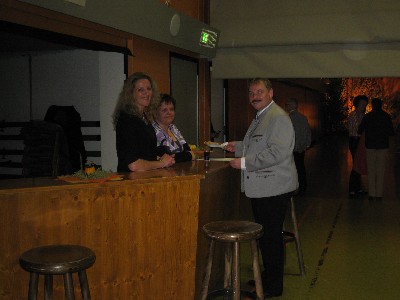 Der Männerchor auf der Bühne beim Herbstkonzert 2010