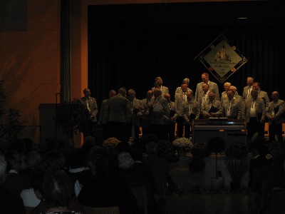 Der Männerchor auf der Bühne beim Herbstkonzert 2010