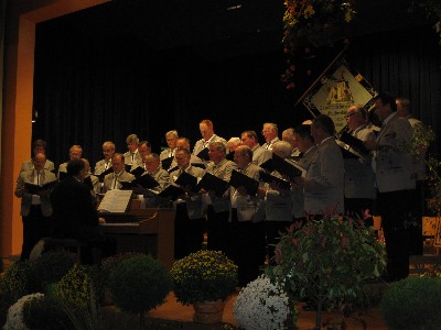 Der Männerchor auf der Bühne beim Herbstkonzert 2010