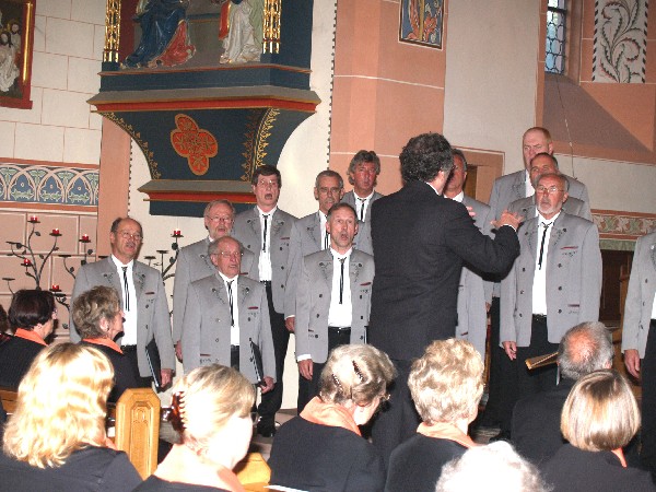 Der Männerchor beim Kirchenkonzert 2011
