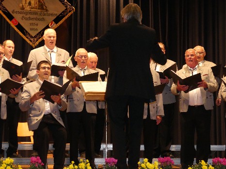 Der Männerchor beim Herbstkonzert 2018