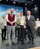 Geehrter Sänger mit Vertretern der Chorgruppe