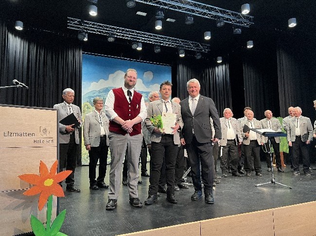 Ehrung und Gratulation auf der Bühne