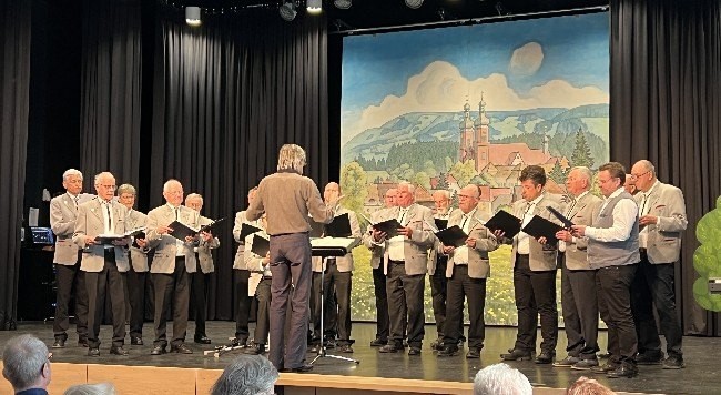 Der Männerchor unter der Leitung von Arnd Peter