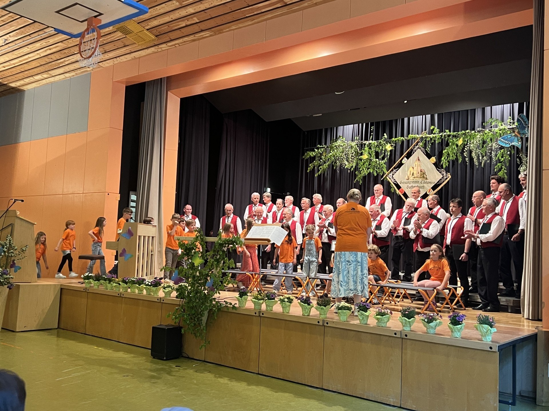 Kinderchor und Männerchor gemeinsam