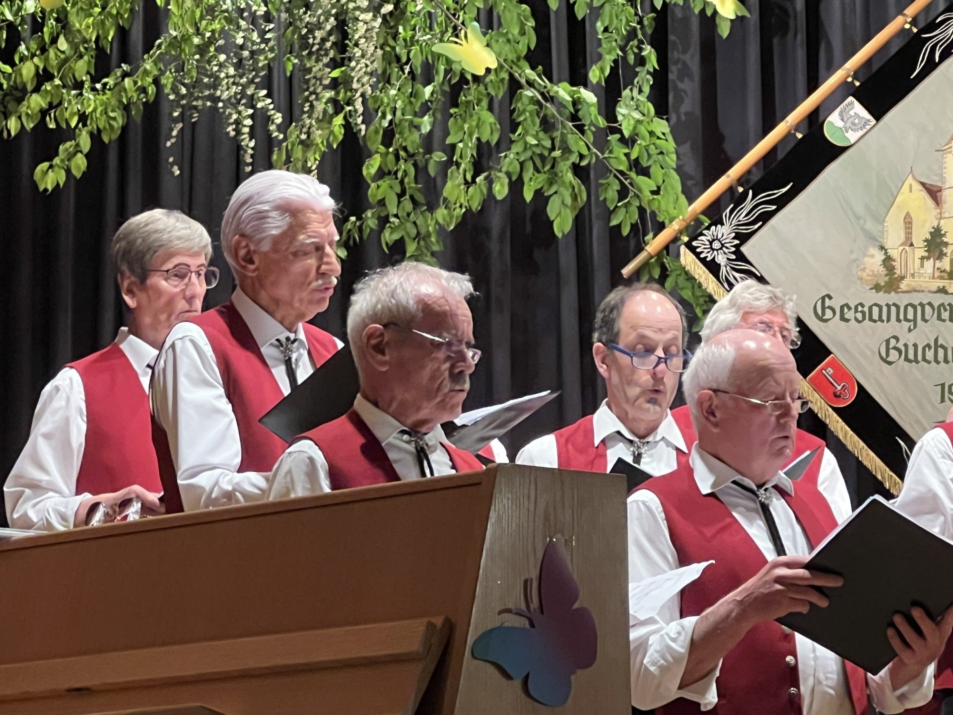 Männerchor mit Vereinsfahne