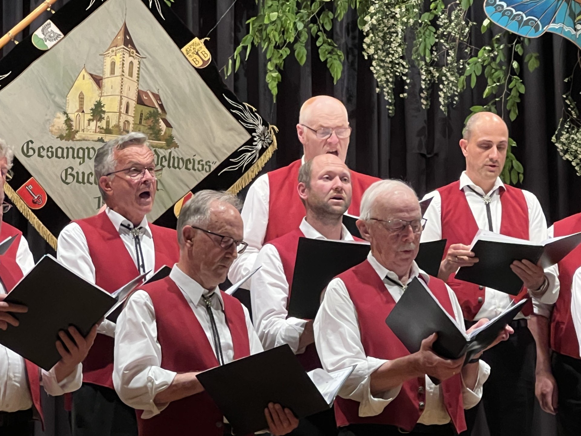Chorleiter Arnd Peter dirigiert