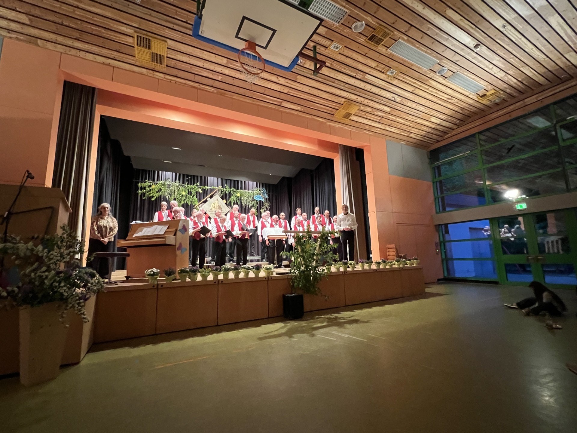 Präsentübergabe auf der Bühne