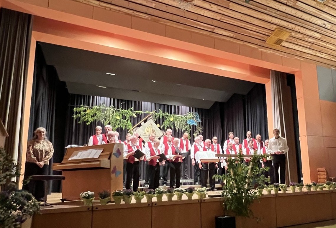 Chorleiter Arnd Peter beim Schlussapplaus