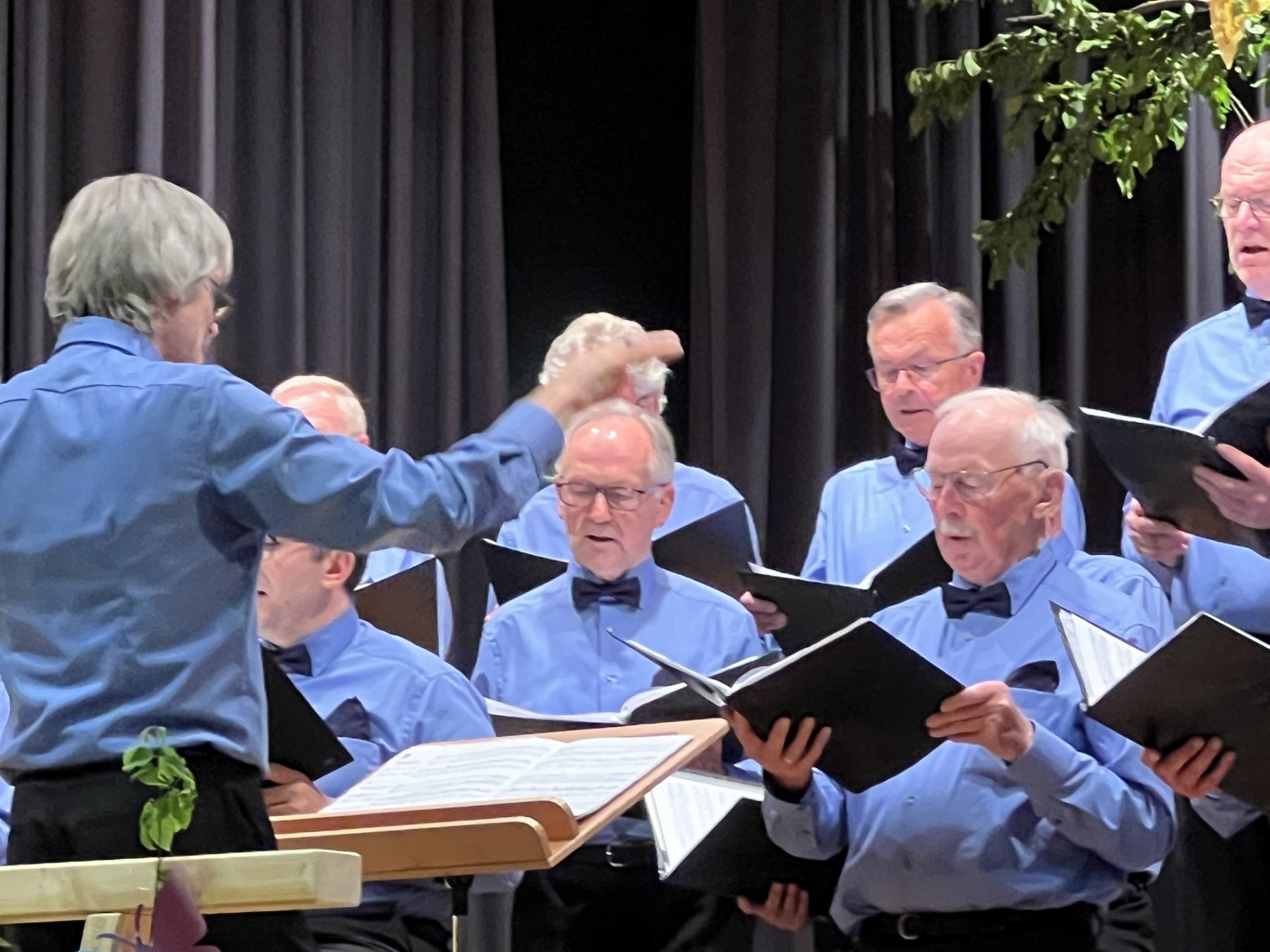 Chorleiter Arnd Peter dirigiert den Männerchor