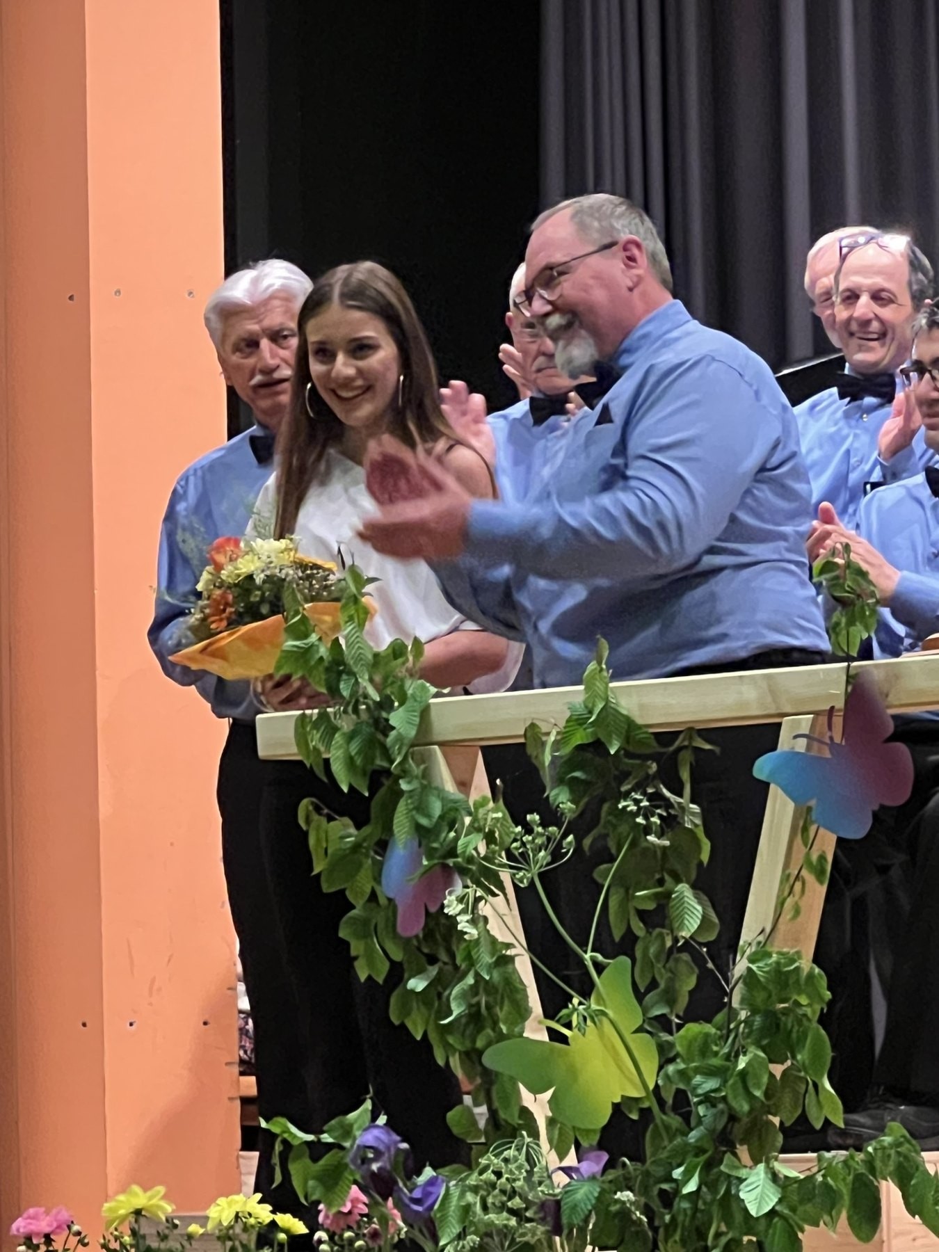 Dank und Blumenübergabe an die Solistin
