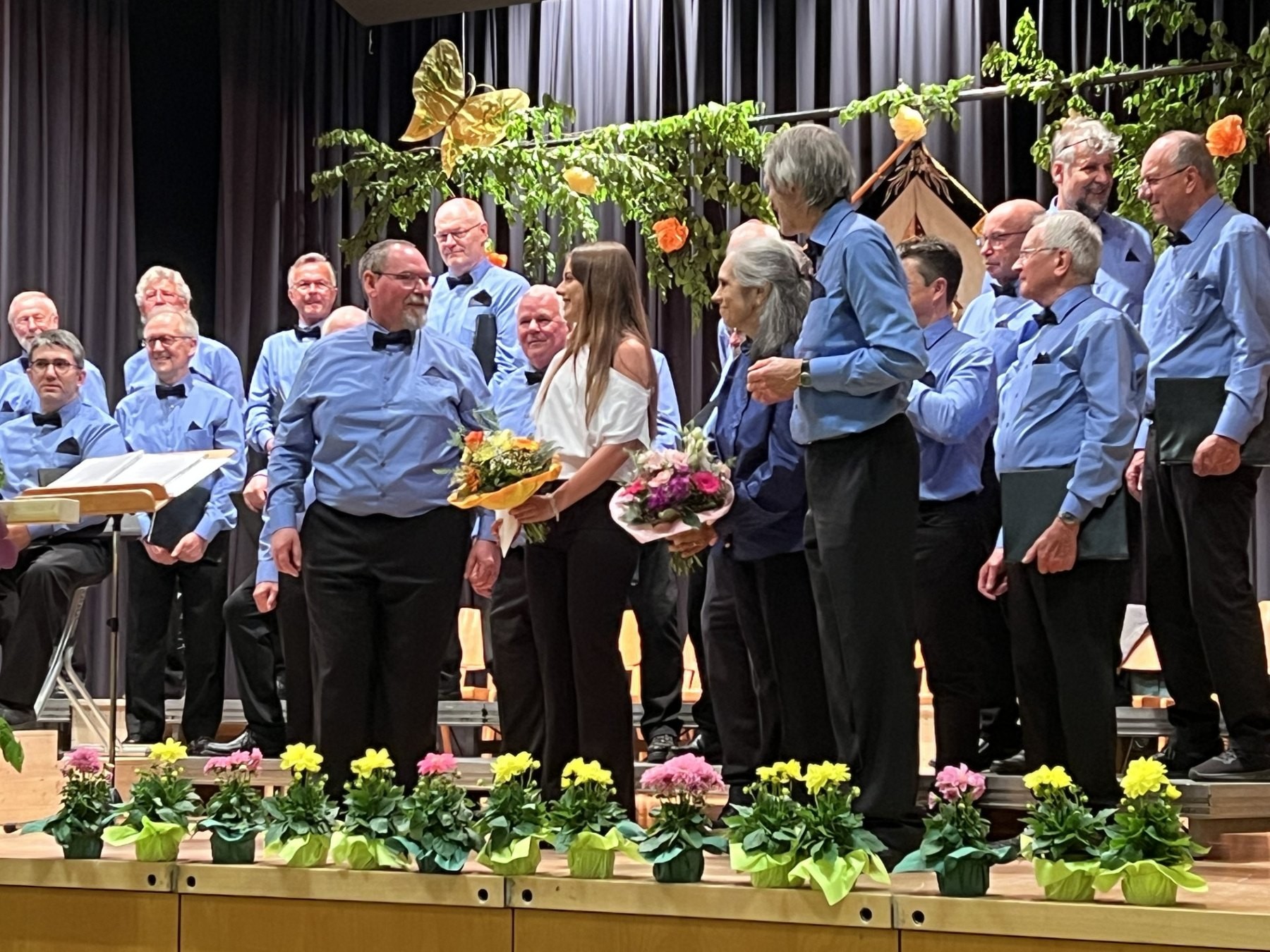 Blumenübergabe nach dem Konzert