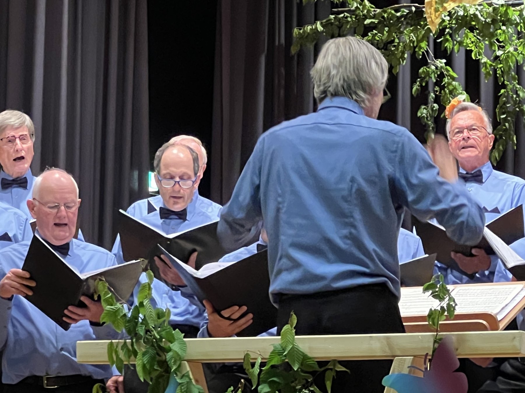Chorleiter Arnd Peter mit dem Männerchor