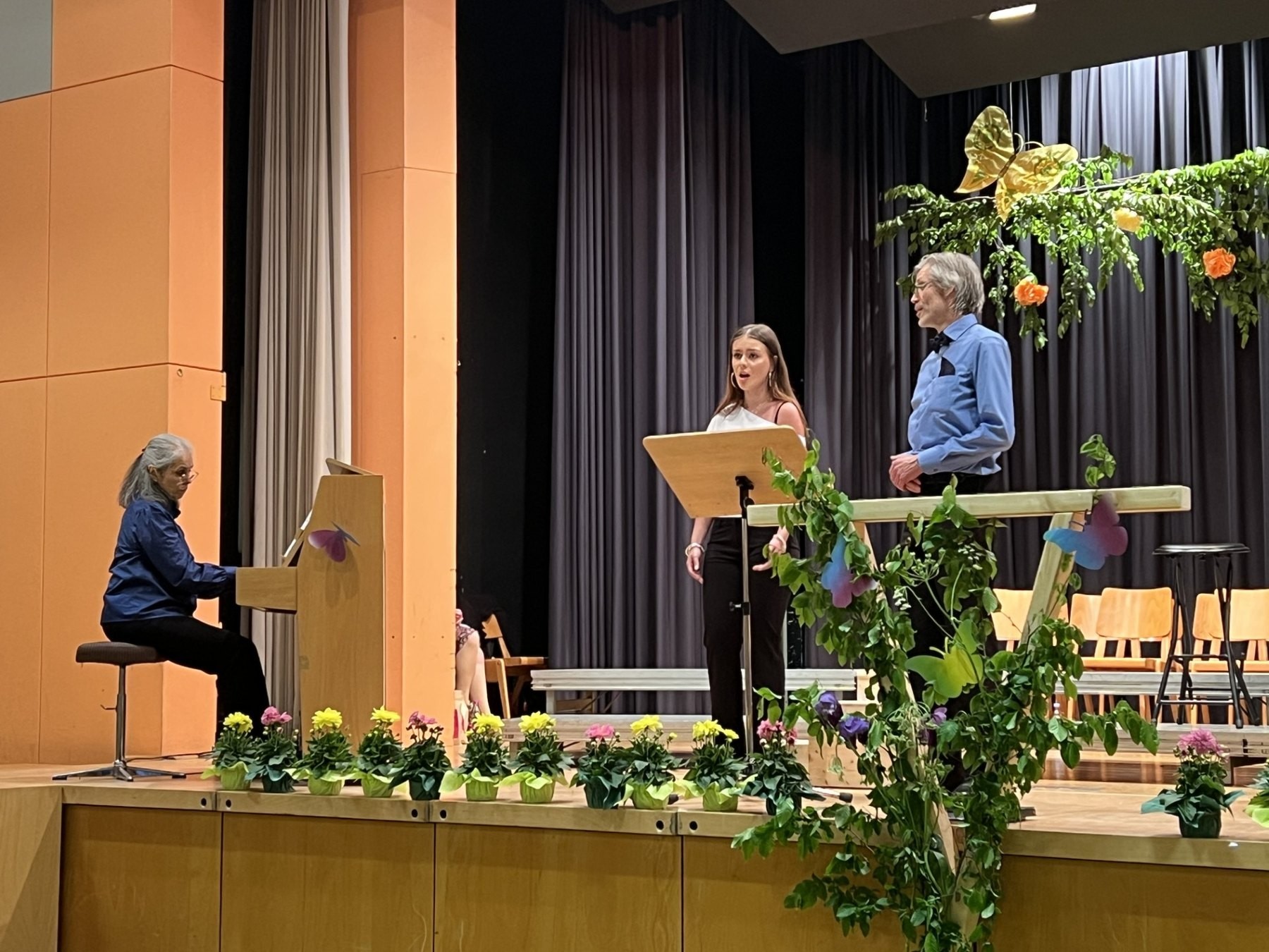 Solistin, Pianistin und Chorleiter beim Frühlingskonzert 2026