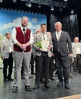 Geehrter Sänger mit Vertretern der Chorgruppe