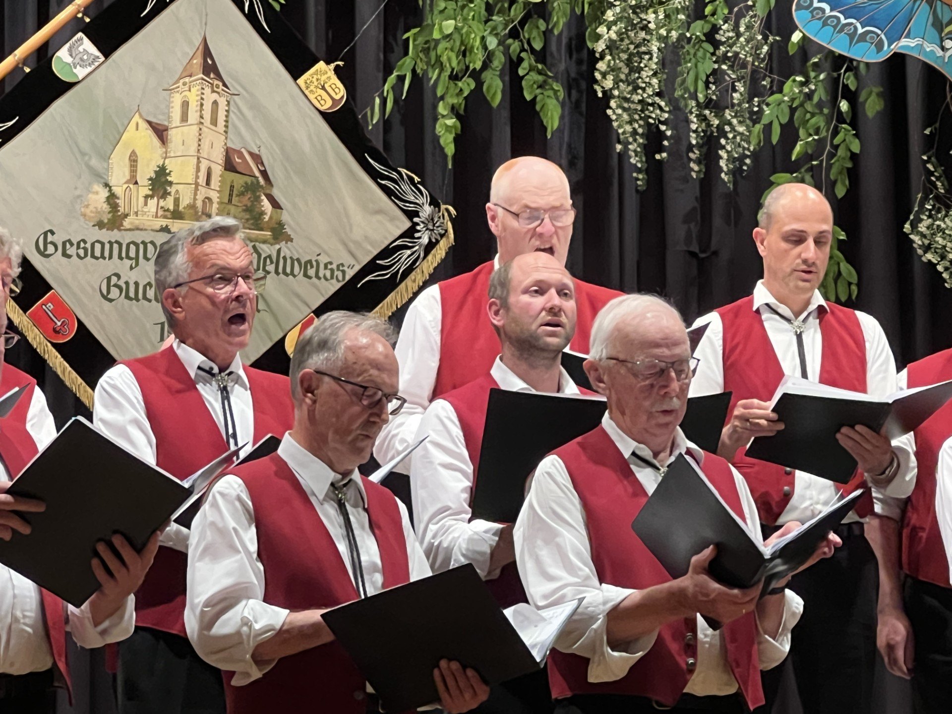 Chorleiter Arnd Peter dirigiert
